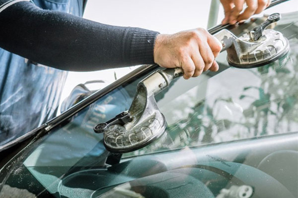 800quickfit-auto-body-shop-service-Windshield-Repair-Replacement-image