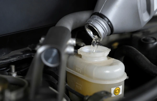 800quickfit-chassis-repair-service-brake-fluid-img 800quickfit-chassis-repair-service-brake-fluid-img